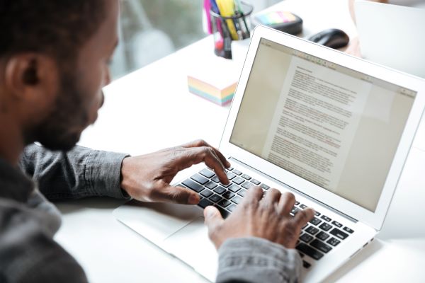 Trabajador en el ordenador con un editor de texto