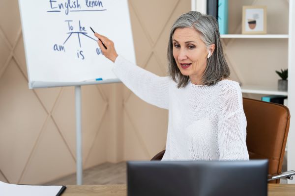Profesora de aula virtual enseñando desde su pizarra