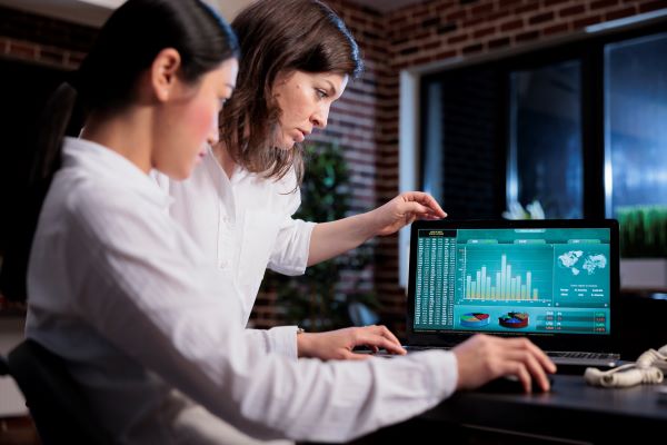 Dos trabajadoras tomando decisiones con los datos recogidos de warehouse business intelligence