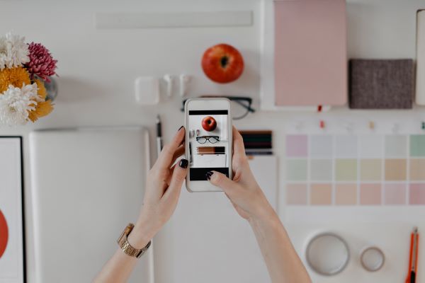 Tomando una foto para instagram para un negocio