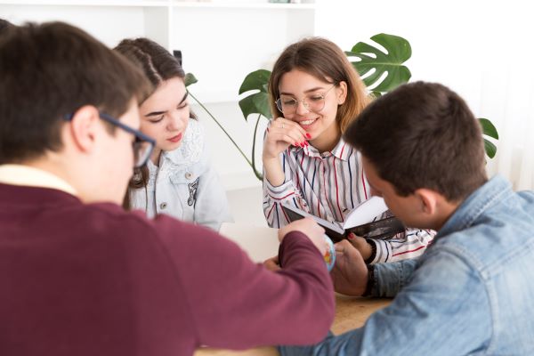 grupo de personas hablando correctamente entre ellos gracias a la inteligencia emocional