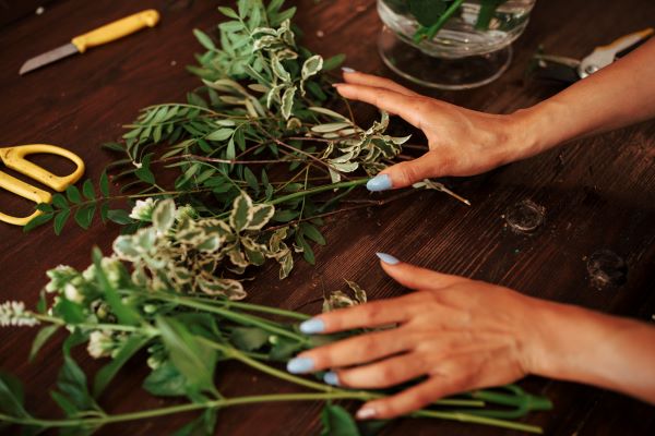 Persona empleando plantas para realizar terapias naurales