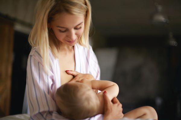 Una madre alimentando a su bebé